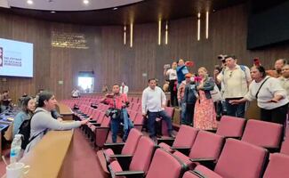 Pobladores ingresan al Congreso de Oaxaca y sacan por la fuerza a alcaldesa de San Agustín Amatengo; policía la rescata