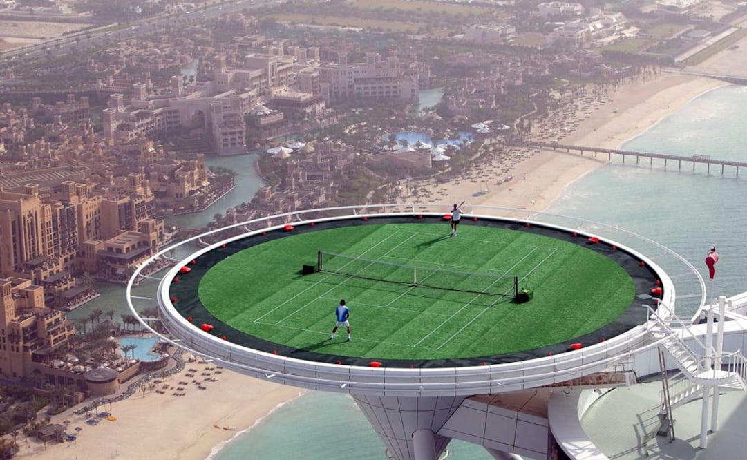 Un día claro, un viento suave y el impactante horizonte de una exótica playa del Medio Oriente a 320 metros de altura parecería un inusual escenario para un partido de tenis  (Foto: EFE)