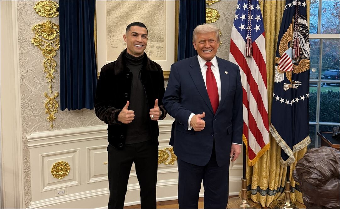 Cristiano Ronaldo y Donald Trump posan juntos al interior de la Casa Blanca. FOTO: EFE