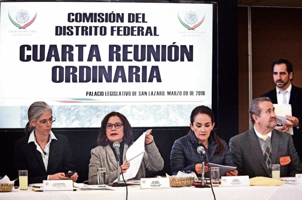 La consejera electoral Pamela San Martín (izq) acudió ayer a la Cámara de Diputados para informar sobre las negociaciones que tiene con Hacienda sobre la ampliación presupuestal para la elección del Constituyente (LUCÍA GODÍNEZ. EL UNIVERSAL)