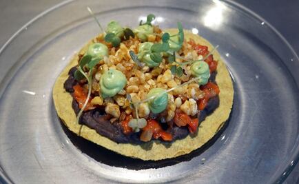 Presentan menú especial con bichos y mezcales