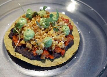 Presentan menú especial con bichos y mezcales