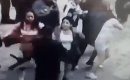 Vendedora pierde dedo en riña con policías