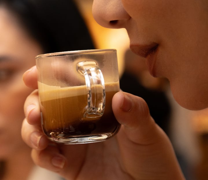 Un sommelier es un profesional que interpreta un producto y guía al consumidor a través de una experiencia sensorial y cultural. Foto: cortesía