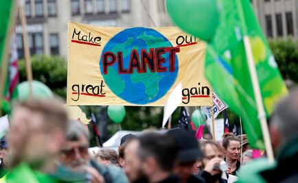Protestan en calles y ríos de Hamburgo contra la cumbre del G20