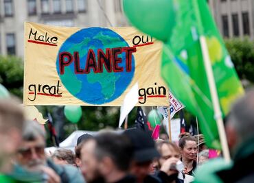 Protestan en calles y ríos de Hamburgo contra la cumbre del G20