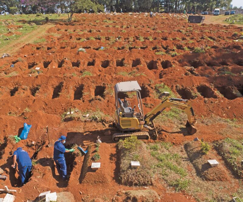 Debido a que Brasil es el segundo país en el mundo con más contagios y muertes por Covid-19, empleados de un cementerio en Sao Paulo exhumaron ayer cadáveres para tener espacio y poder enterrar a otras personas fallecidas. Foto: ANDRE PENNER. AP