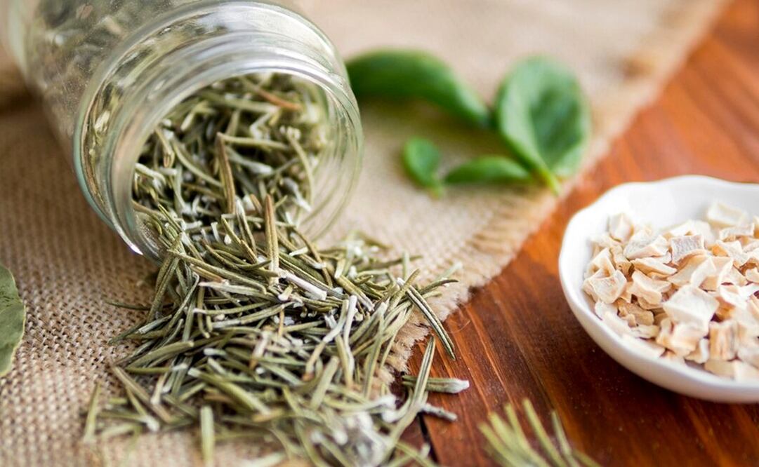 El romero es el aliado natural para potenciar la memoria y aliviar el estrés. Fuente: Freepik.