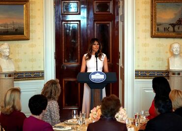 Melania Trump defiende a estudiantes que piden mayor control de armas