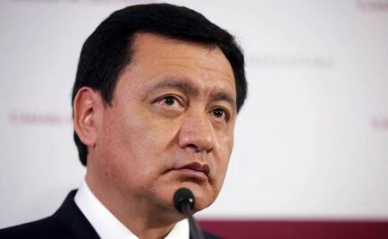 Recibe Osorio Chong a padres de normalistas