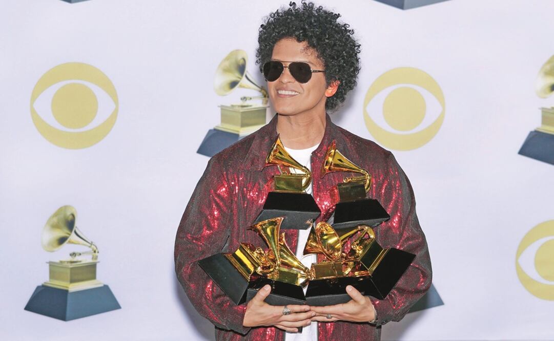 El artista posó con sus galardones; en total suma nueve Grammys en su carrera. (FOTOS: AGENCIAS)