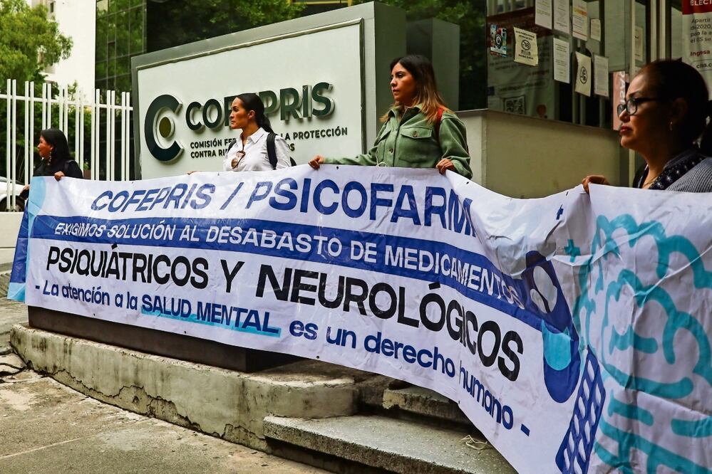 El pasado viernes el colectivo Medicamentos para Mentes Libres MX acudió a las oficinas de la Cofepris para exigir que se ponga fin al desabasto de medicamentos para pacientes siquiátricos y neurológicos. Foto: Archivo / El Universal
