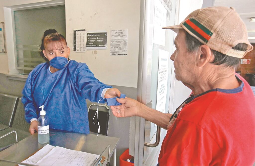 México debe limitar la carga financiera de los pagos de salud en los hogares, pues 90% de la población está cubierta por un conjunto básico de servicios, indicó la OCDE. Foto: AFP
