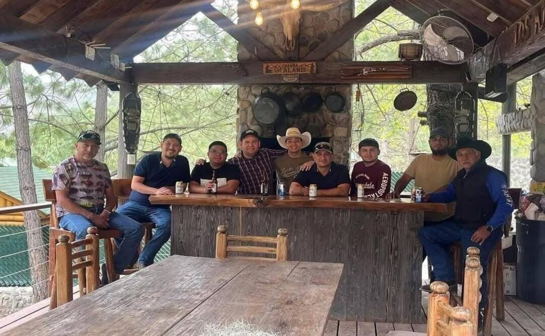 Familia de los 12 fallecidos tras volcadura en Nuevo León, compartió fotos antes del fatal accidente donde murieron. Foto: Redes sociales/Especial