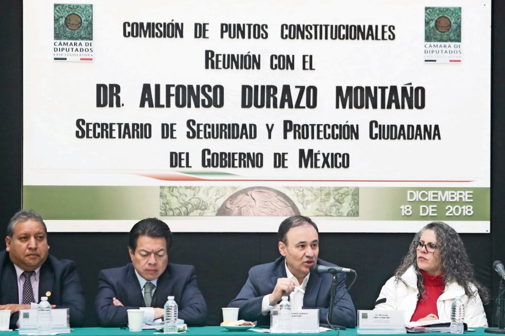 Alfonso Durazo, secretario de Seguridad y Protección Ciudadana (segundo de der. a izq.), aseguró que sería irresponsable en las actuales circunstancias de inseguridad mandar al Ejército a los cuarteles (ARIEL OJEDA. EL UNIVERSAL)