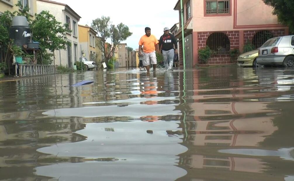 Cientos de familias de la unidad habitacional Hacienda de Piedras Negras amanecieron este martes bajo las aguas pluviales y residuales. Foto: Emilio Fernández / EL UNIVERSAL
