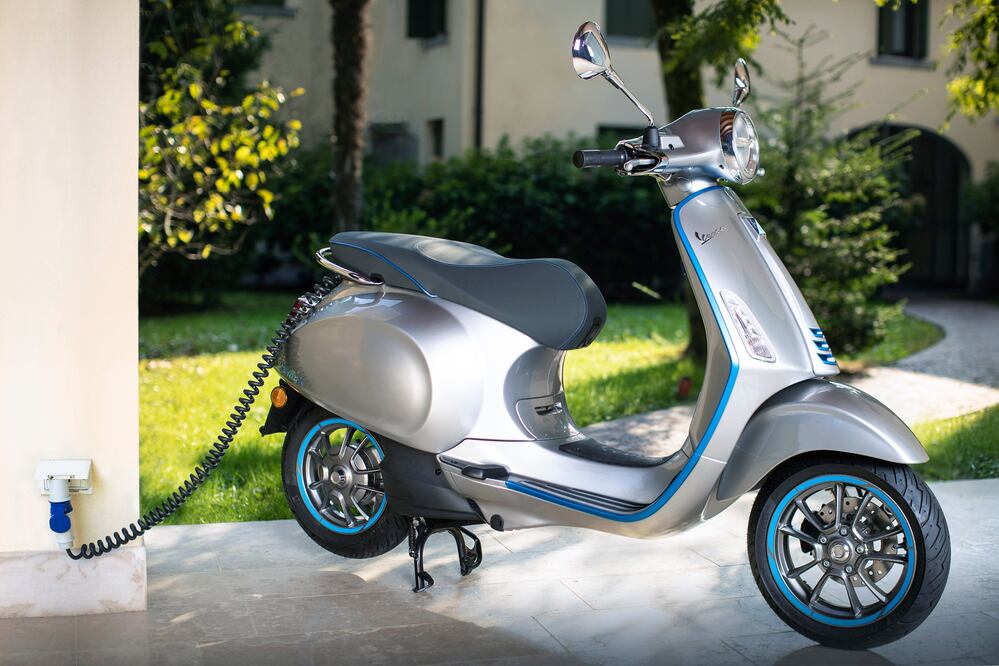 La empresa italiana, fundada en 1882, presentó su primer scooter eléctrico / Foto: Vespa México