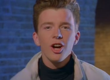 Rick Astley, icónico cantante de “Together Forever”, rompe récord en Spotify; alcanza mil millones de reproducciones