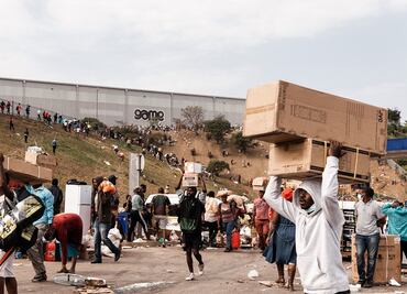 Al menos 45 muertos tras saqueos en Sudáfrica tras detención de expresidente Zuma