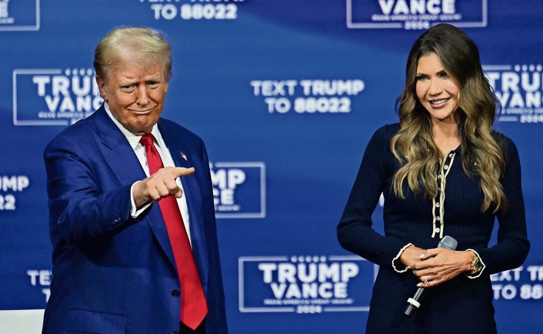 Donald Trump, expresidente y ganador de las elecciones pasadas en EU, con la gobernadora de Dakota del Sur, Kristi Noem, en Oaks, Pennsylvania, el 14 de octubre. Foto: Jim Watson | AFP