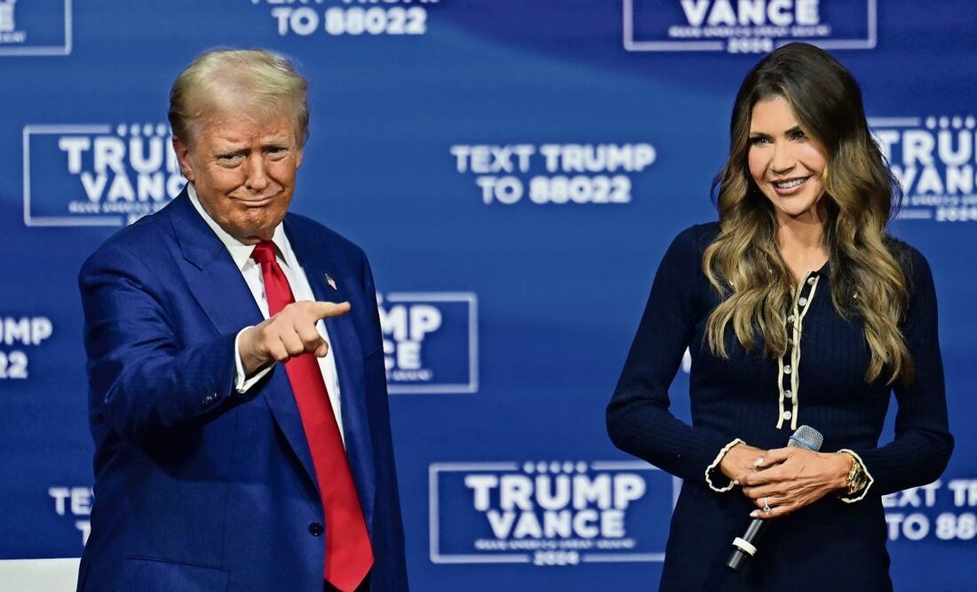 Donald Trump, expresidente y ganador de las elecciones pasadas en EU, con la gobernadora de Dakota del Sur, Kristi Noem, en Oaks, Pennsylvania, el 14 de octubre. Foto: Jim Watson | AFP