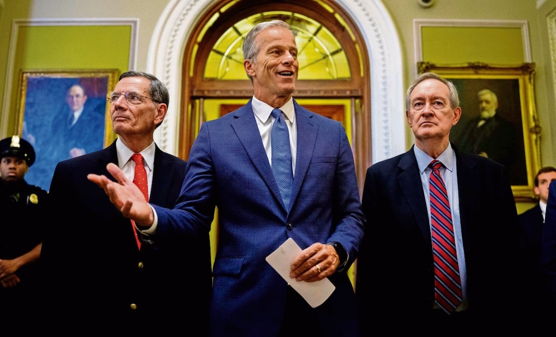 El líder de la mayoría del Senado, John Thune (cen.), acompañado por los senadores John Barrasso (izq.) y Mike Crapo (der.), tras aprobarse el plan fiscal de Trump. Foto: Andrew Harnik / AFP