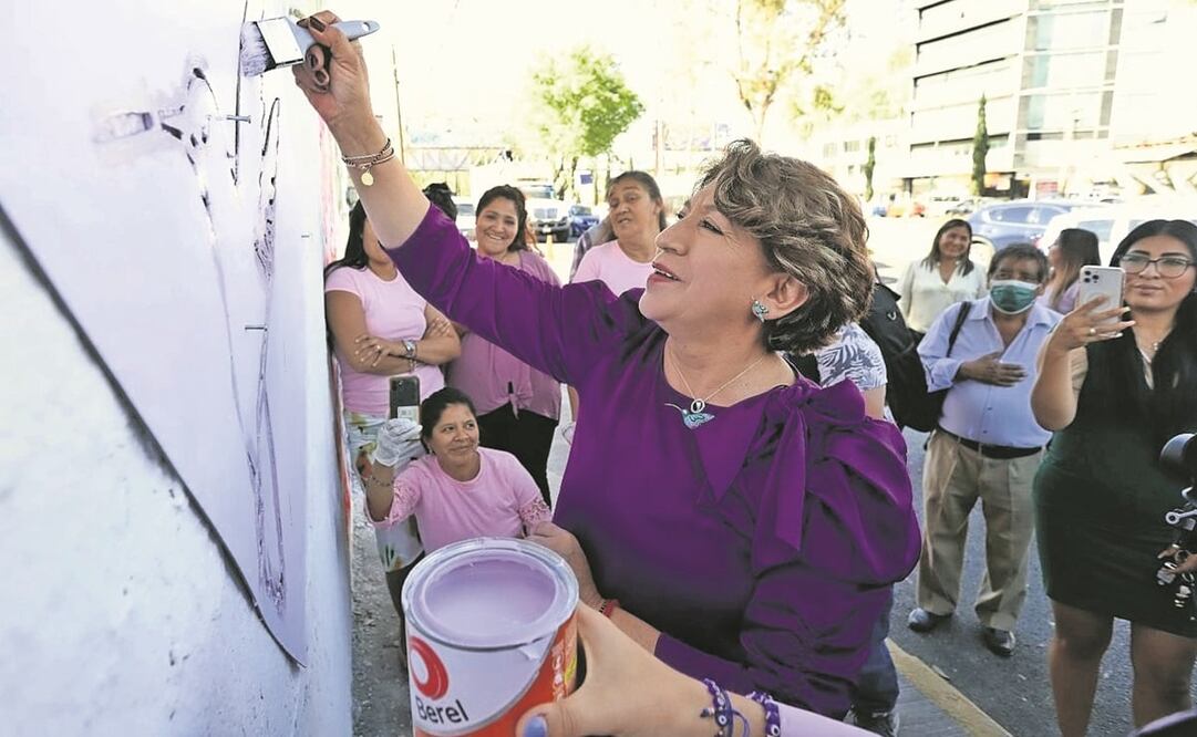 La precandidata de Morena pintó un colibrí en un mural. Foto: ESPECIAL