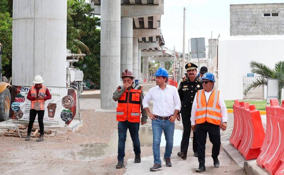 Mauricio Vila supervisa las obras del viaducto elevado de Progreso para evitar la congestión vial. Foto: Especial