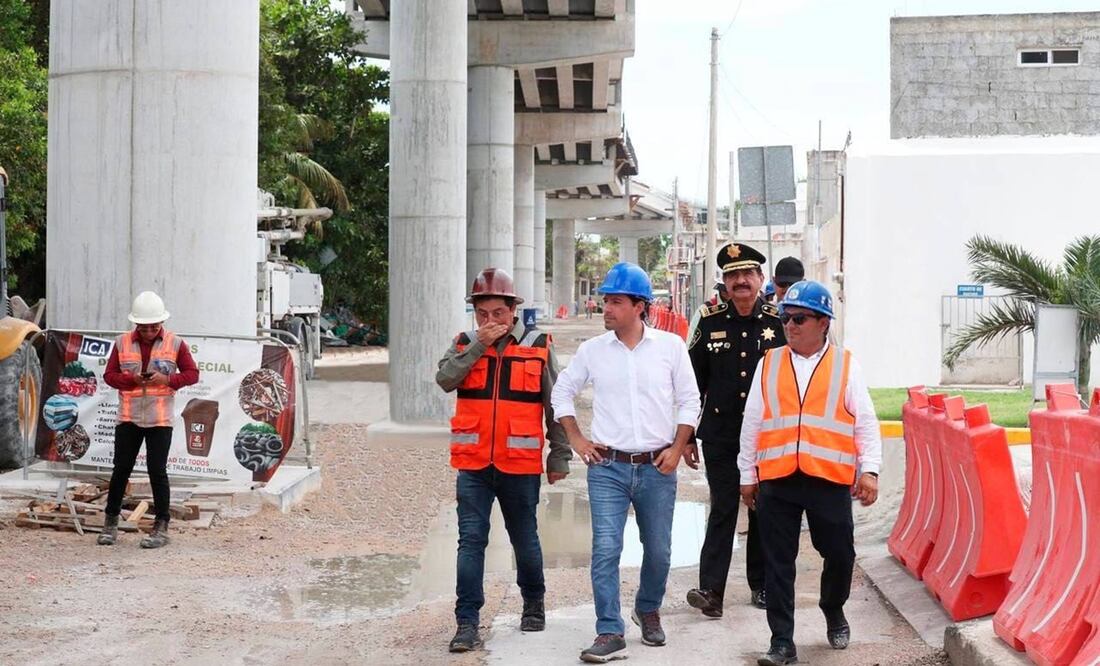 Mauricio Vila supervisa las obras del viaducto elevado de Progreso para evitar la congestión vial. Foto: Especial