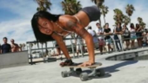 Kanya Sesser, la skater y modelo sin piernas que fue abandonada al nacer