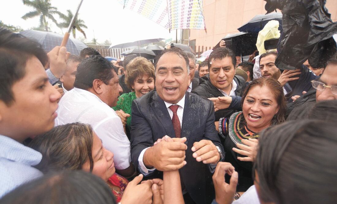 El mandatario estatal Héctor Astudillo Flores fue bien recibido por habitantes, quienes acudieron al Congreso guerrerense para apoyarlo en la presentación de su informe. Foto: SALVADOR CISNEROS. EL UNIVERSAL