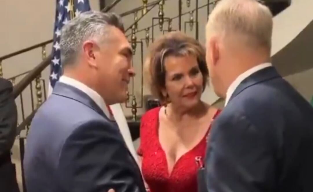 Alejandro Moreno, se reunió con el embajador de Estados Unidos en México, Ronald D. Johnson, y su esposa, Alina Arias Johnson. Foto: Captura de pantalla @alitomorenoc