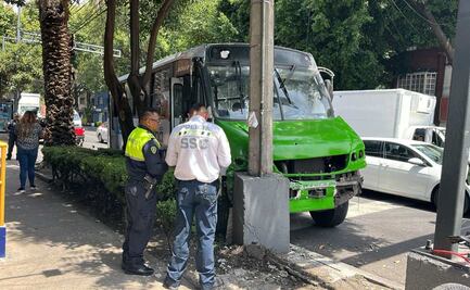 Choca microbús contra poste en Benito Juárez y deja 7 lesionados