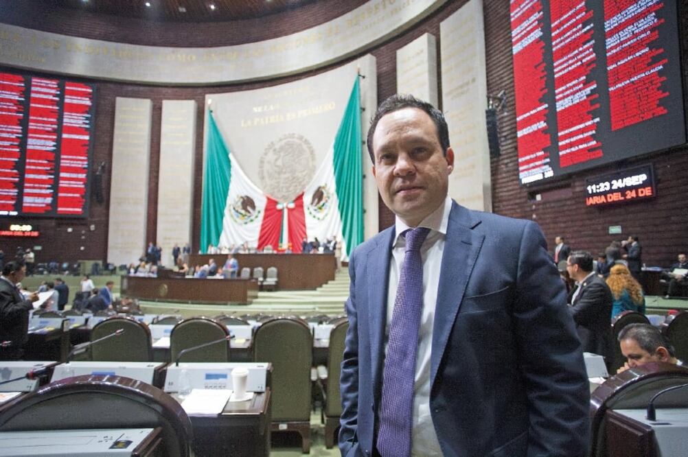 El diputado federal de MC, Clemente Castañeda, afirma que es necesario dignificar el salario mínimo y que no es suficiente desindexarlo (ARCHIVO EL UNIVERSAL)