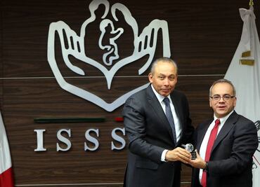 Reconocen a titular de ISSSTE por excelencia en manejo de redes