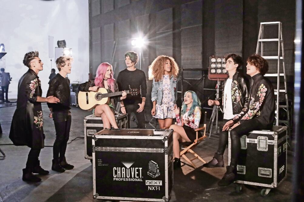 Los integrantes de la boy band dicen que ven a las artistas de Sweet California como sus hermanas menores. (ALEJANDRO ACOSTA. EL UNIVERSAL)