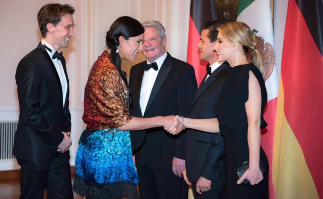 "Cuando salgo al escenario quien baila es @Mexico". @ElisaCarrilloC, Primera Bailarina de la Ópera de Berlín”, mencionó Peña sobre la bailarina. FOTO: Twitter/@EPN.