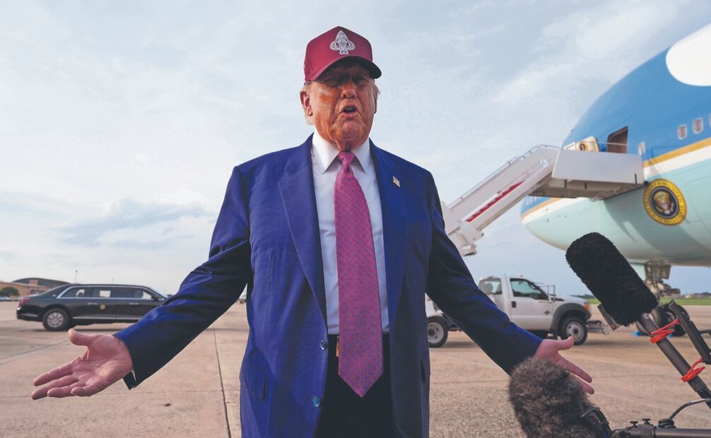 El presidente Donald Trump habla con la prensa tras llegar en el Air Force One, el martes pasado, a la Base Conjunta Andrews, en Maryland. Foto: Alex Brandon/ AP