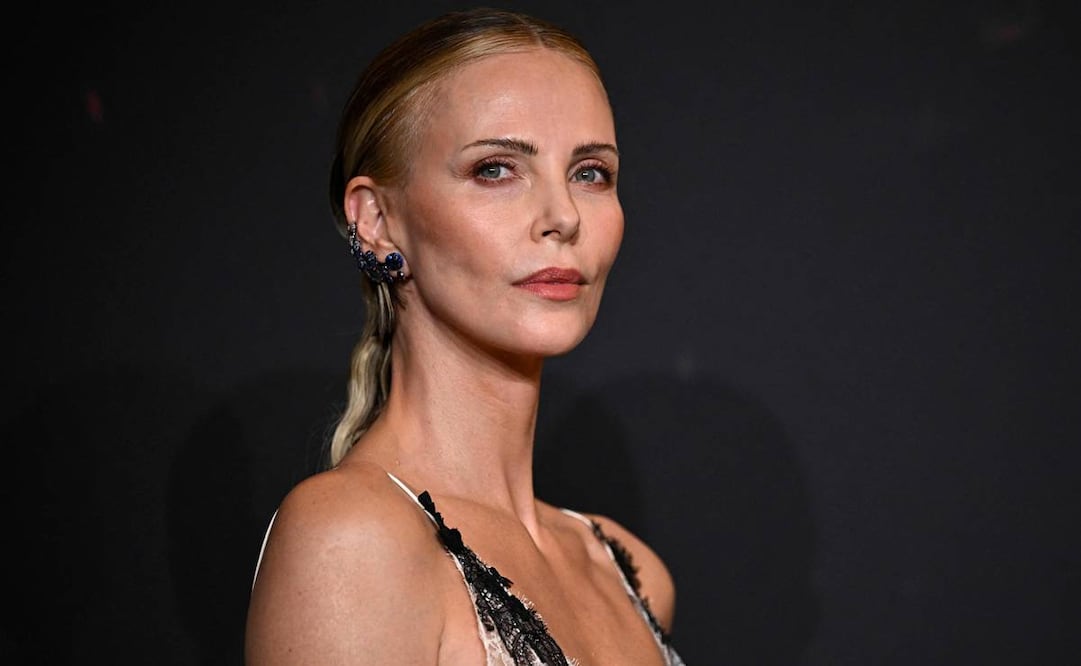 La actriz sudafricana-estadounidense Charlize Theron posa durante un photocall previo al estreno de la película "La Odisea" en el cine Grand Rex de París.
Foto: JULIEN DE ROSA / AFP)
