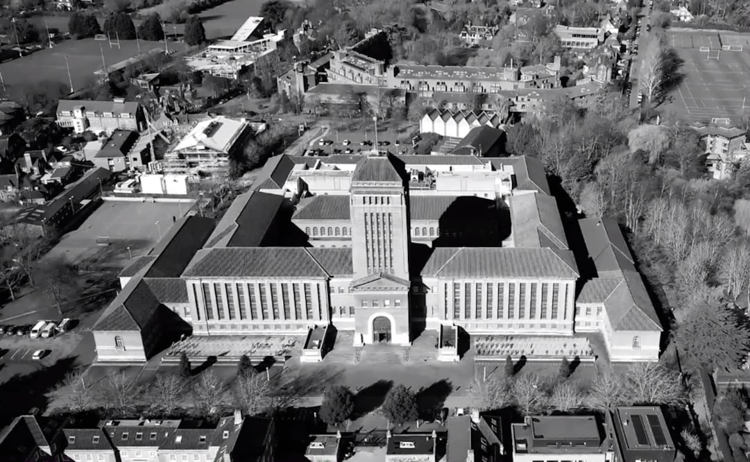 La torre de la Universidad de Cambridge ha guardado cerca de un millón de libros. Foto: Captura Youtube / Cambridge University