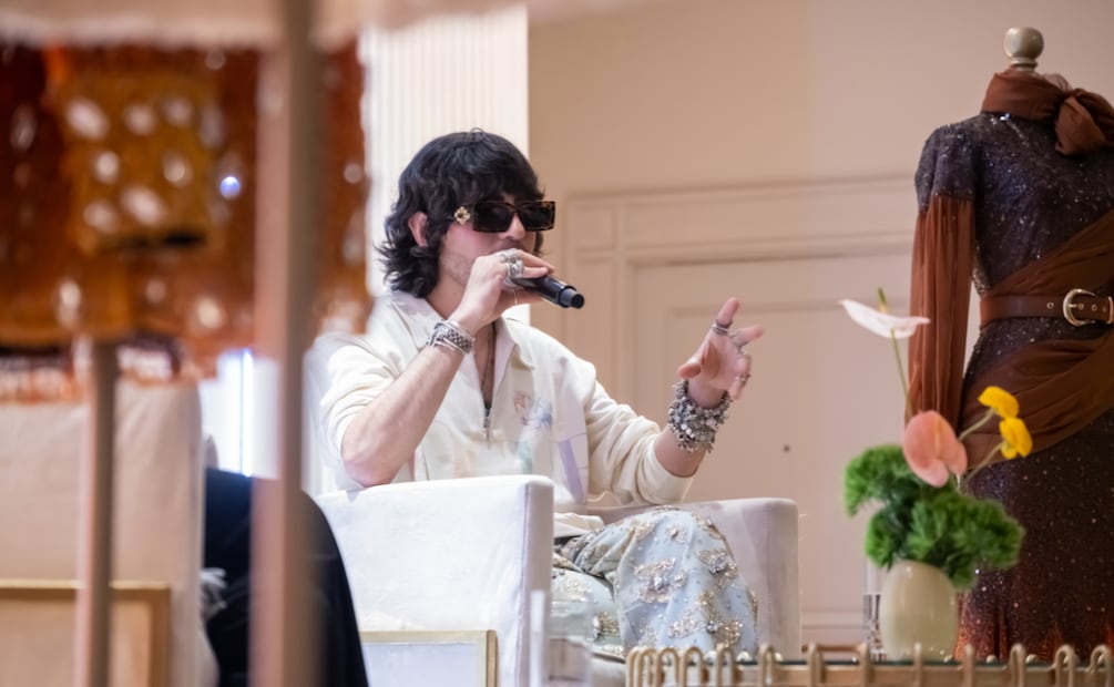 El diseñador mexicano Jesús de la Garsa. Foto: Cortesía Magnum