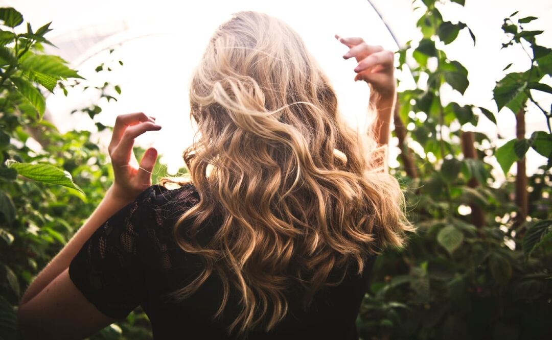 Recupera la salud de tu pelo y elimina el frizz con mascarillas caseras de plátano. Foto: Pexels 