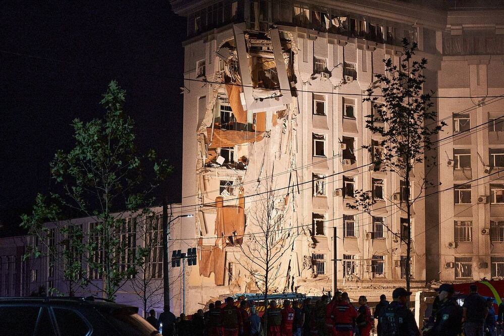 Un edificio residencial parcialmente destruido después del ataque con misiles en Dnipro el 28 de julio de 2023. Foto: AFP