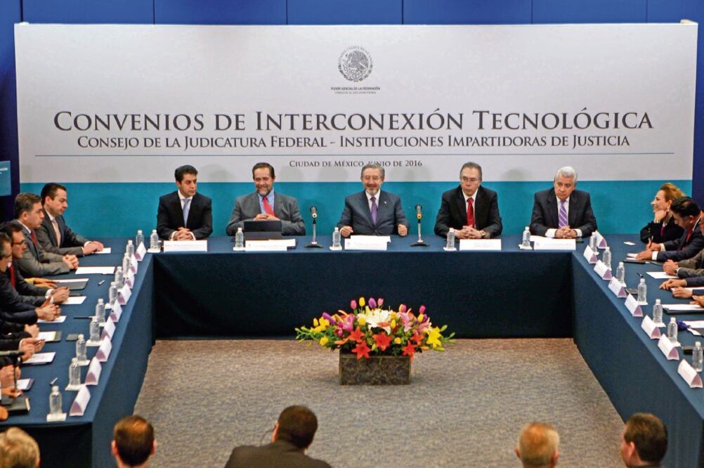 Firma del convenio de interconexión tecnológica con diversos Poderes Judiciales del país encabezado por por el ministro Luis María Aguilar Morales (al centro), presidente del Consejo de la Judicatura Federal de la SCJN (FERNANDO RAMÍREZ. EL UNIVERSAL)