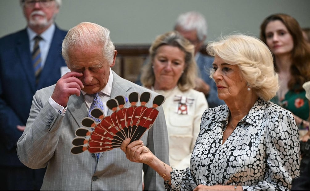 Antes de tomar su bebida, el rey Carlos III emitió un simpático pero amargo comentario. “Quizás sea un buen día para ahogar penas”. Foto: AFP