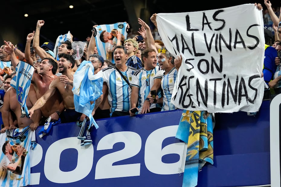 Aficionados de Argentina sostiene la bandera de  "Las Malvinas Son Argentinas", tras derrotar a Inglaterra en la semifinal del Mundial de 2026 - Foto: AP
