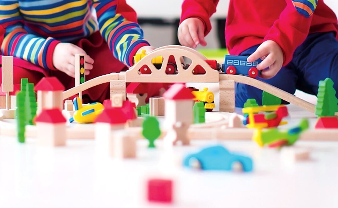 Illustrative image of children playing with wooden train – Photo: Family Veldman/EL UNIVERSAL