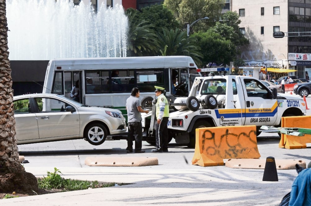 Ciudadanos que apoyan la medida tomada por las autoridades dicen que los agentes que manejan grúas solían cobrar multas excesivas y por “dedazo”. (ARCHIVO EL UNIVERSAL)
