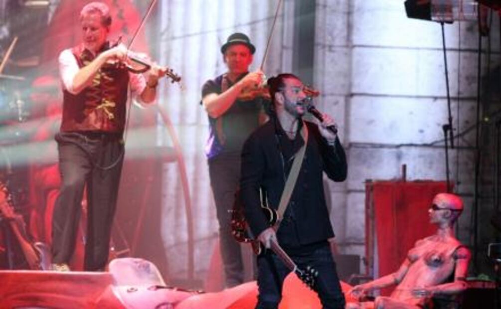 En ambiente circense, Ricardo Arjona cautiva a fans mexicanos