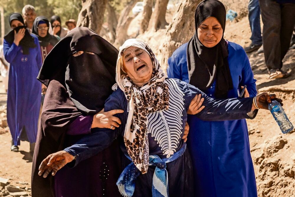 Una mujer reacciona en Marrakech tras enterarse de que sus familiares murieron en el sismo. Foto: Fadel Senna | AFP